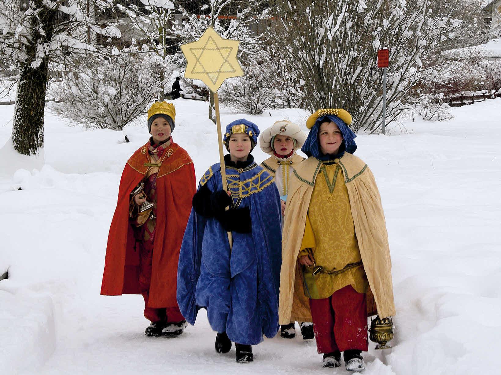 sternsinger-im-schnee