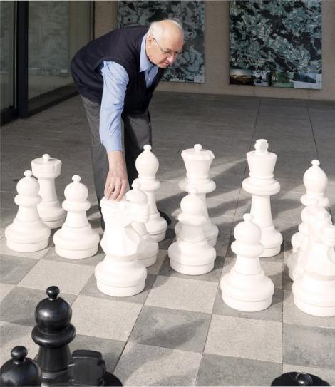 Mann beim Schachspiel (c) martin_manigatterer_pfarrbriefservice