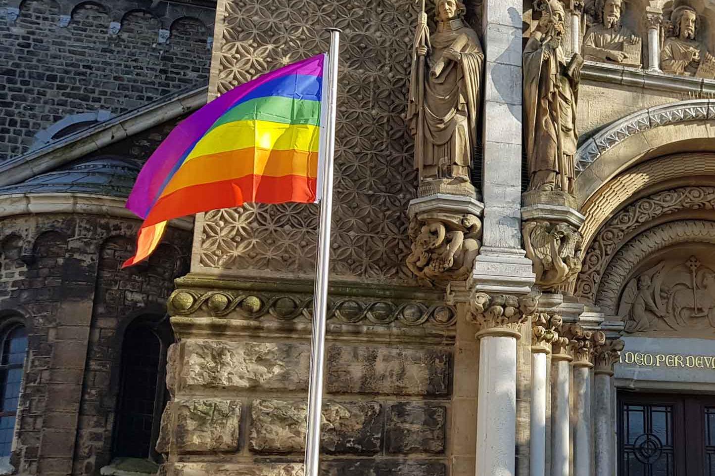 Regenbogenfahne vor St. Jakob