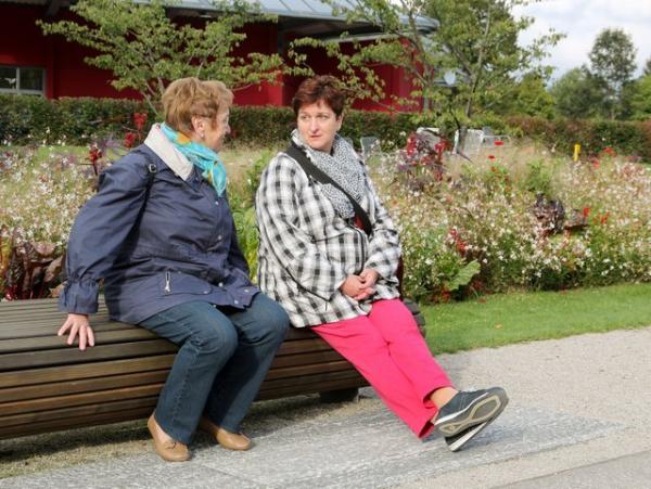 Frauen auf Bank