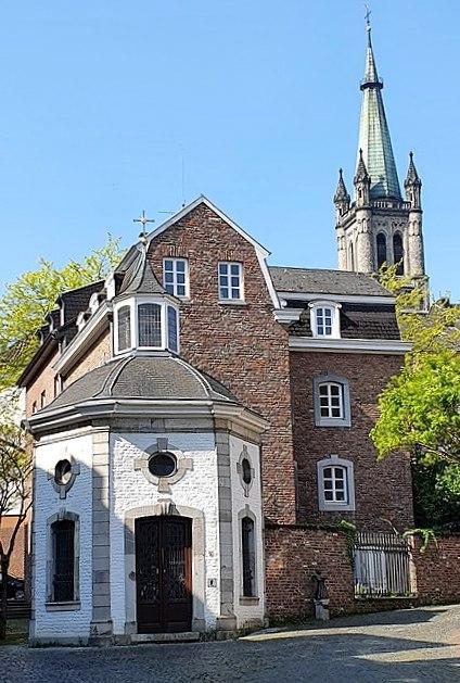 Roskapellchen, im Hintergrund St. Jakob, Aachen (c) Von Qwertzu111111 - Eigenes Werk, CC BY-SA 4.0, https://commons.wikimedia.org/w/index.php?curid=117758225