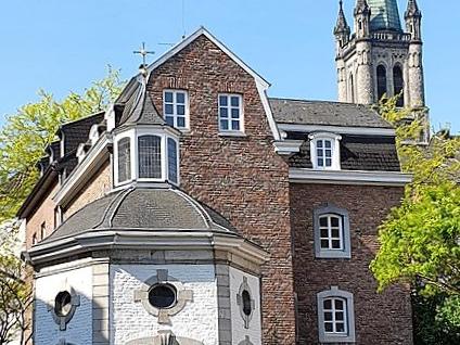 Roskapellchen, im Hintergrund St. Jakob, Aachen