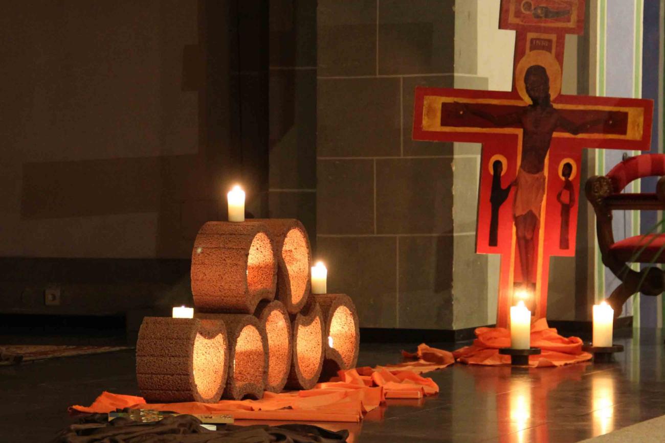 Taize_Altarraum_Kreuz_web