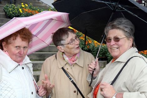 Drei Damen mit Schirm (c) Peter Weidemann in Pfarrbriefservice