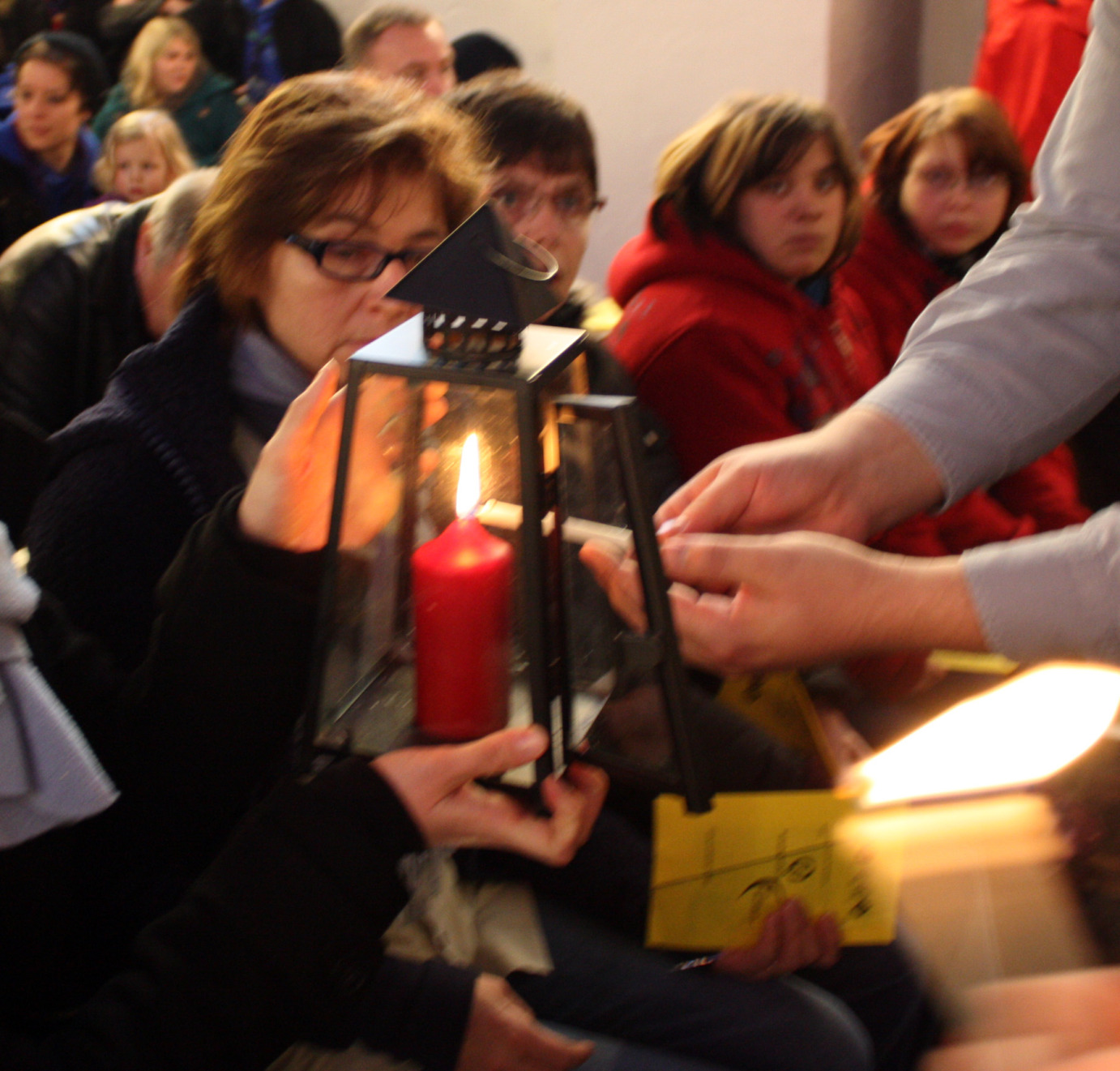 Weitergabe des Friedenslichtes