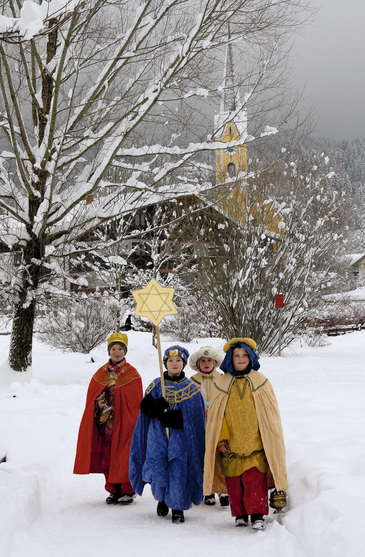 sternsinger-im-schnee